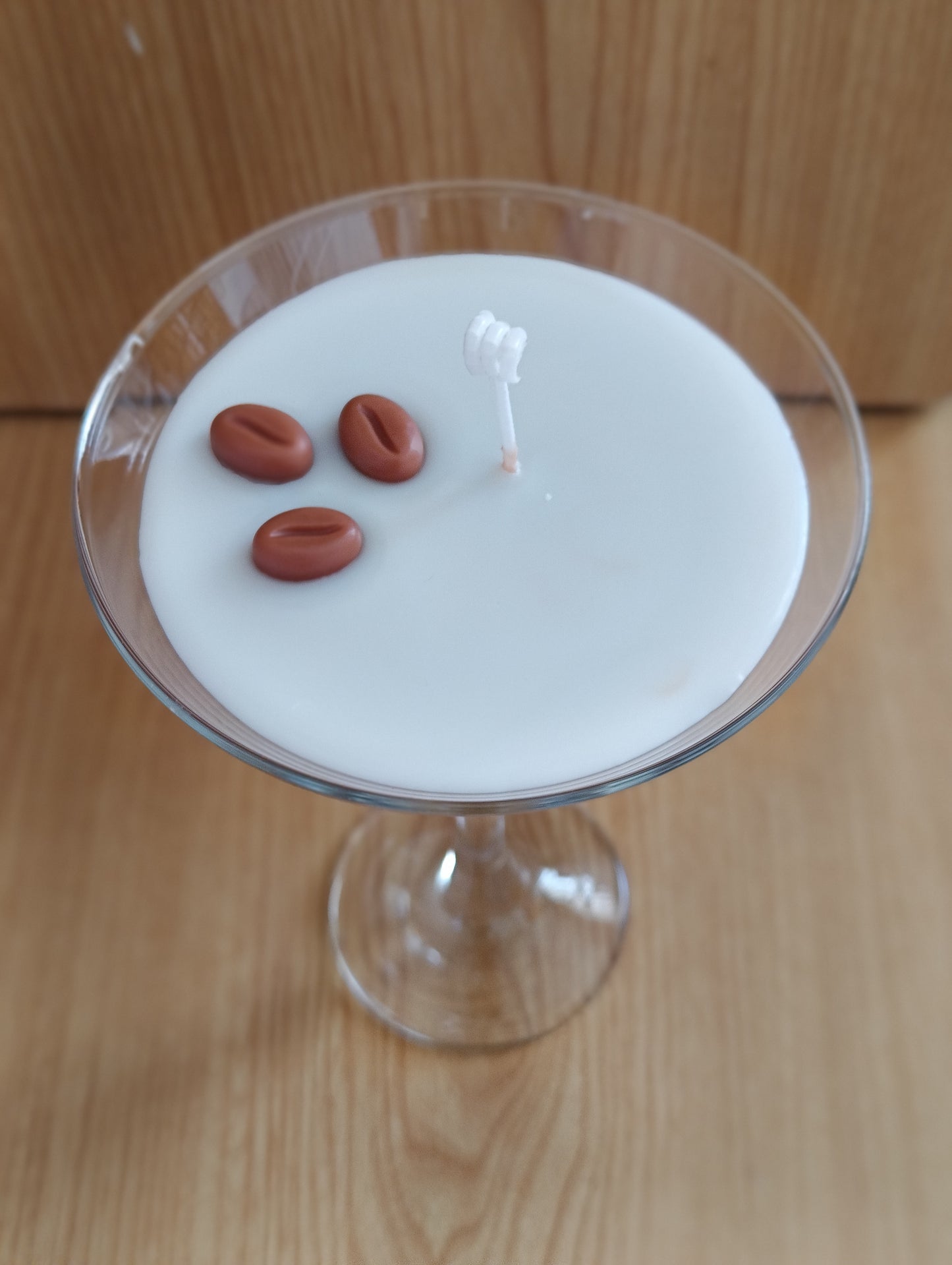 Vela artesanal con forma de cóctel Espresso Martini – 100% cera de soja