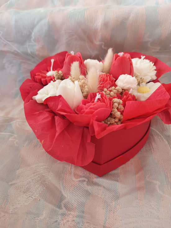 Ramo de velas artesanales en caja con forma de corazón – 100% cera de soja