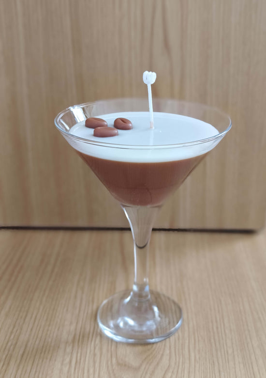 Vela artesanal con forma de cóctel Espresso Martini – 100% cera de soja