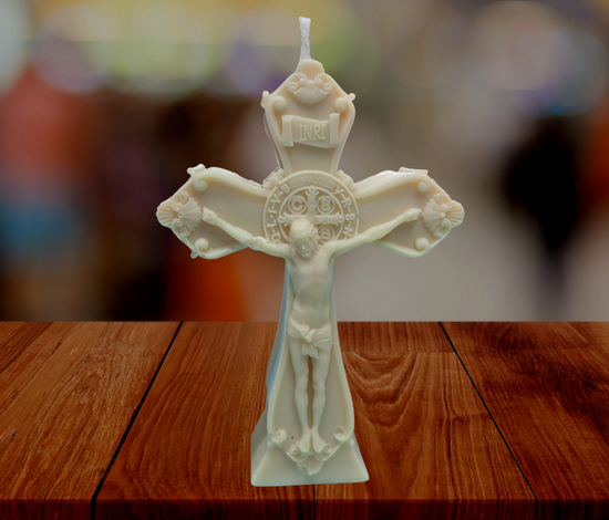 Vela artística con el crucifijo de Jesús – 100% cera de soja, hecha a mano