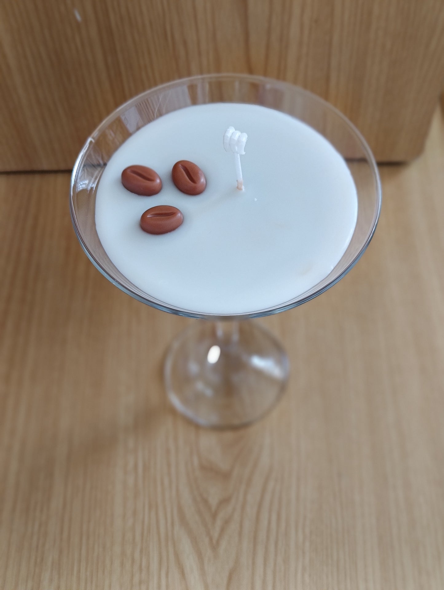 Vela artesanal con forma de cóctel Espresso Martini – 100% cera de soja