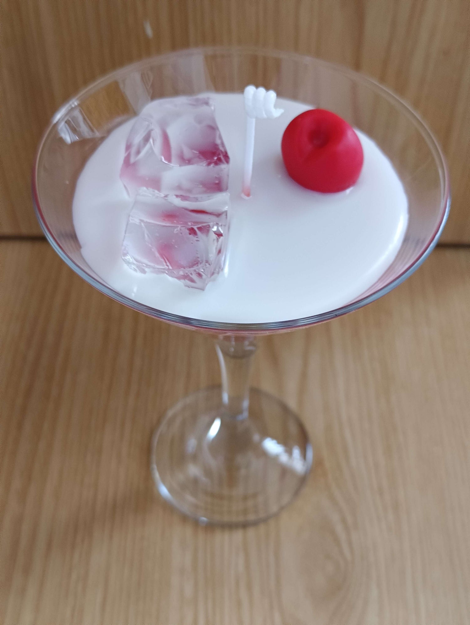 Vela artesanal con forma de cóctel con cereza y hielo de cera gel – 100% cera de soja