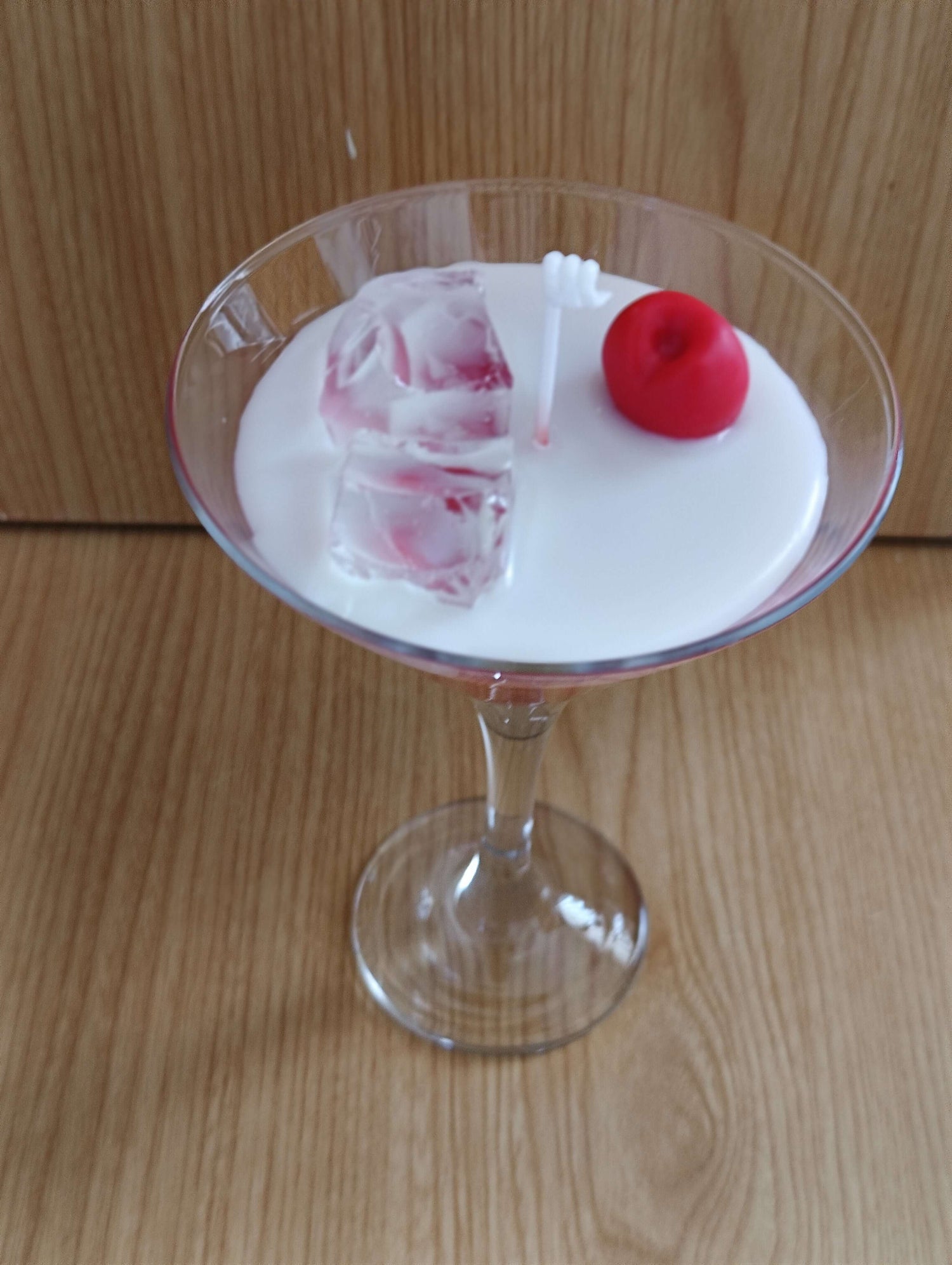 Vela artesanal con forma de cóctel con cereza y hielo de cera gel – 100% cera de soja