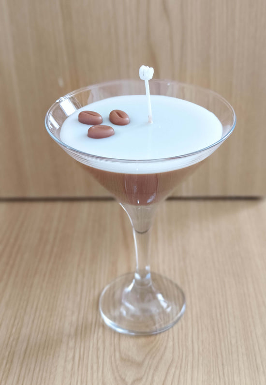 Vela artesanal con forma de cóctel Espresso Martini – 100% cera de soja