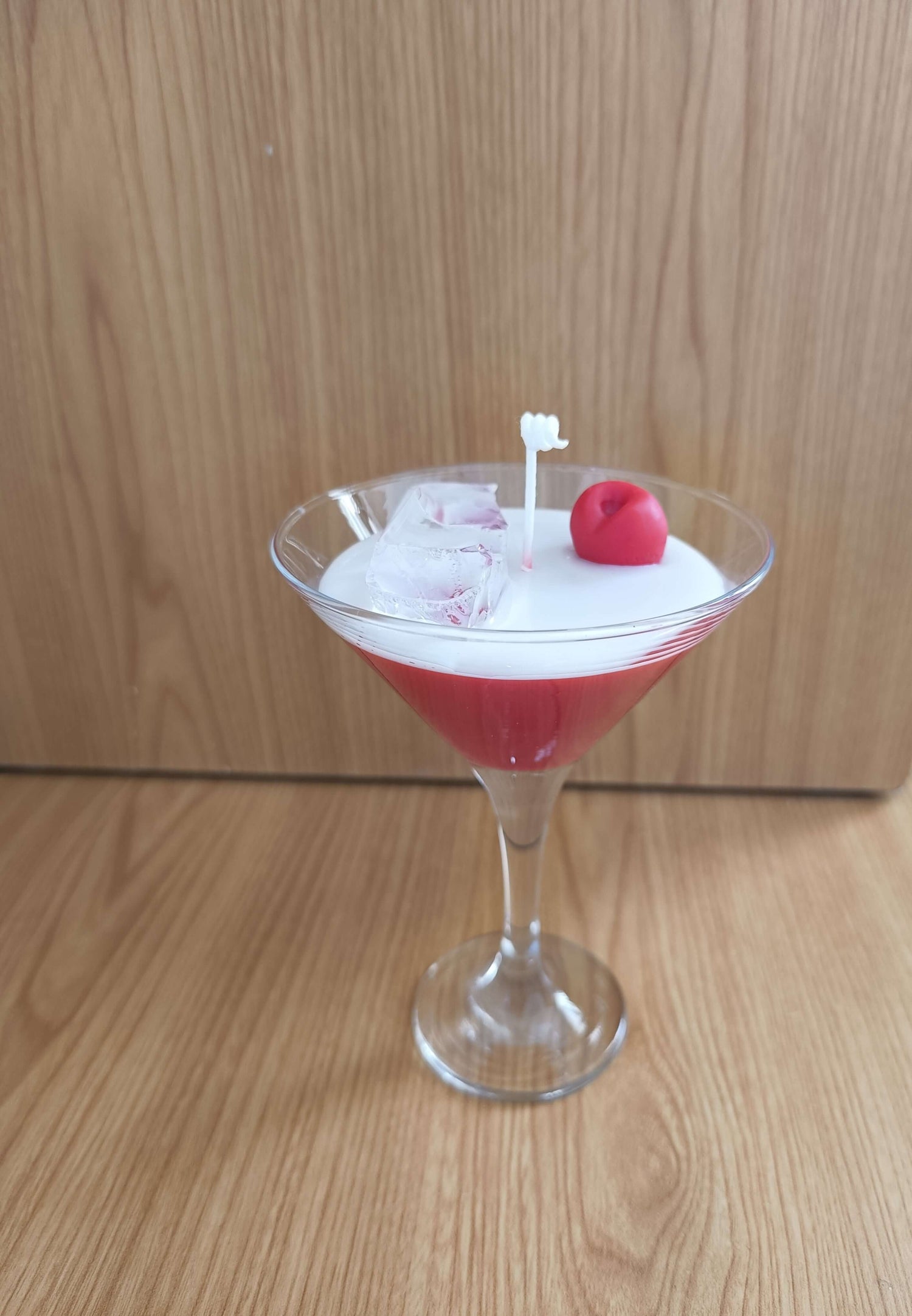Vela artesanal con forma de cóctel con cereza y hielo de cera gel – 100% cera de soja
