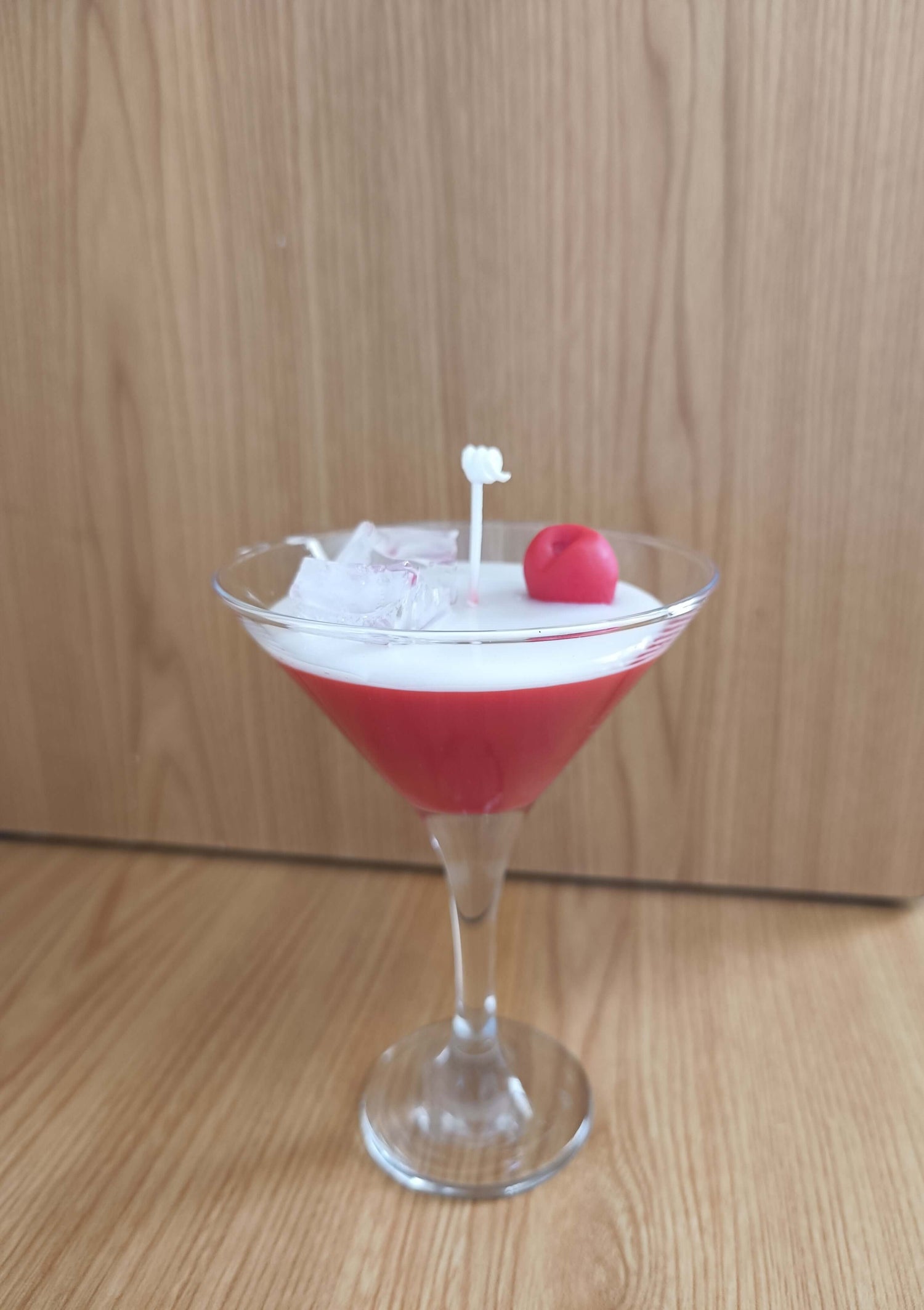 Vela artesanal con forma de cóctel con cereza y hielo de cera gel – 100% cera de soja