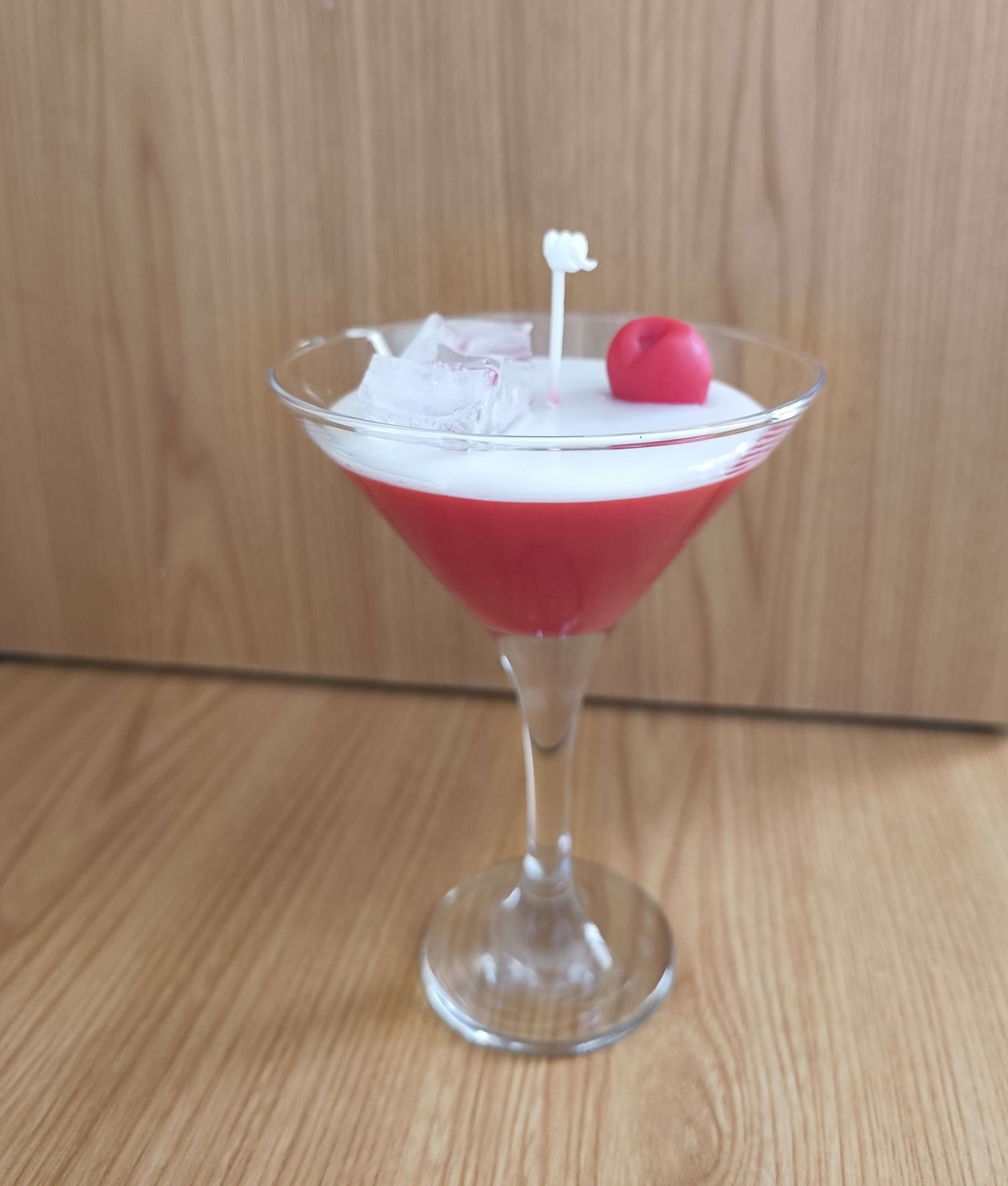 Vela artesanal con forma de cóctel con cereza y hielo de cera gel – 100% cera de soja