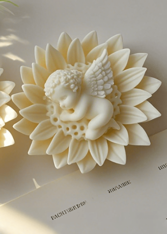 Vela con angelito durmiendo en una flor – 100% cera de soja, hecha a mano