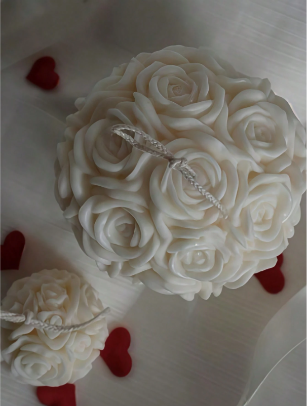 Vela en forma de esfera de rosas – 100% cera de soja, hecha a mano